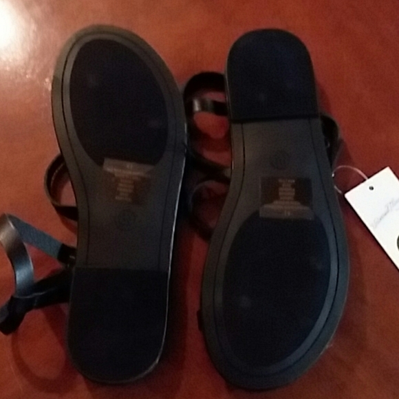 Universal Thread black sandals - Picture 5 of 5